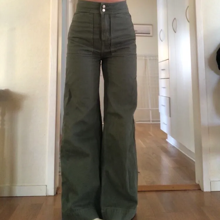 säljer dessa gröna vida weekday jeans. De är högmidjade och går ner till golvet för mig som är 160 lång. Jeans & Byxor.