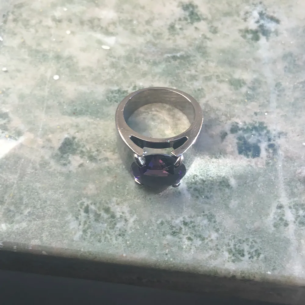 Super snygg typ krom färgad ring med en lila sten. Frakt 12kr. Accessoarer.