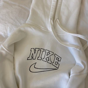 Nike hoodie🥥 - ❗️HÖGSTA BUD 400kr❗️Vit hoodie som jag målat en Nike logga på. Tröjan kommer ursprungligen från zara och är helt oanvänd. Trycket tål tvätt! Buda i komentarerna🤎