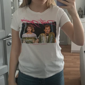 T-shirt  - T-shirt med en scen från Dirty dancing från hm. Storlek S/M. Skriv vid intresse. Fraktkostnad tillkommer, kan dock mötas up i Stockholm för att slippa fraktkostnad :)