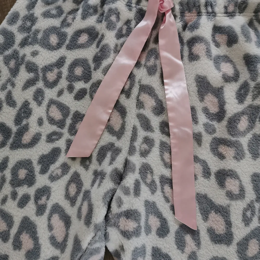 Så söta och väldigt mjuka fleece byxor med leopard mönster på. I vit, med rosa o grå fläckar. Står Strl L/XL men skull säga e mer än liten L. 70kr plus porto+2kr för emballage. . Jeans & Byxor.