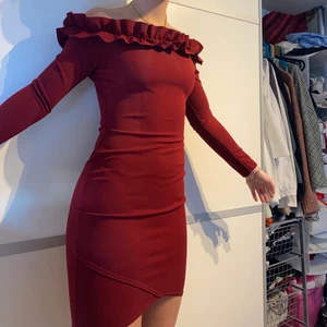 Röd klänning - Fin till sommaren men också till jul. Stretchig i materialet. Är 175cm och klänningen slutar mitt på låret på mig.