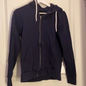 Blå zip-up  - As najs med linne under