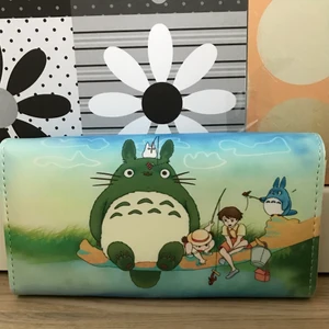 Totoro-plånbok  - Oanvänd!! Köpte den på ett konvent för ett tag sedan. Väldigt överprisat (tror den kostade typ 200 spänn). Omslaget är lite solblekt (var så när jag köpte den) men insidan är väldigt fin 😎. 