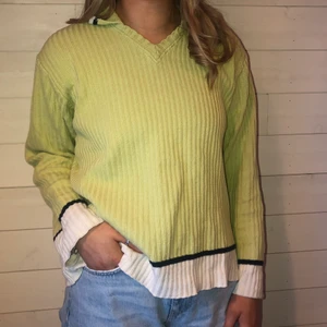 Tröja - Tröja Färg: grön med vita och svarta detaljer Storlek: XL men modellen är S/M Fler bilder? Kontakta oss!