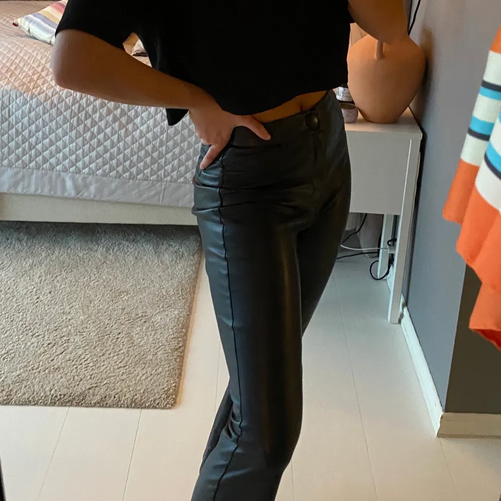Populära skinnbyxor från Zara i storlek M men sitter mer som S. Skriv till mig för fler bilder !💕 buuuda!!💕. Jeans & Byxor.