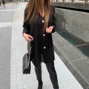 Svart skjorta med guldknappar från Zara - Storlek S. Pris 200.