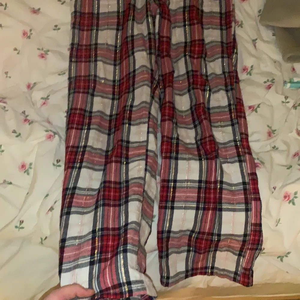Säljer nu mina skitsnygga rödrutiga pyjamasbyxor. Raka i modellen (inte tajta) och uppskattar strl S (34/36) passar till allt! Fråga om bilder eller annan information vid funderingar! Postar mot frakt. . Jeans & Byxor.