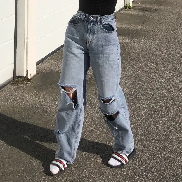 skitsnygga baggy jeans från prettylittlethings size 6, passar mig som normalt har S. har även gjort hål vid insidan av midjan där man kan lägga till ett elastiskt band för att justera midjan! syns inte ifall man inte vill använda sig av det ☺️ . Jeans & Byxor.