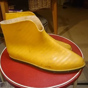 Retro gummistövlar - Så fina gummistövlar modell äldre i gul fin färg. De har lite mörka fläckar som syns på bilderna men tycker inte de gör något, går säker att fixa. Märkta som storlek 38 men passar bättre på 37🌻💧