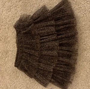 Kjol  - Säljer min jätte fina kjol från zara. Skriv för fler bilder. Jag är ca 162 och sitter bra på mig. Skriv för fler bilder. Kan också byta Köp direkt för 200 eller buda från 80💞