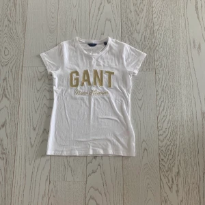 Gant t-shirt - En fin gant t-shirt med gullig text 