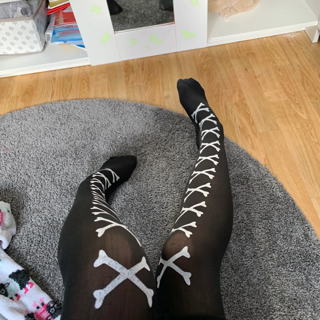 svarta knästrumpor med skelett