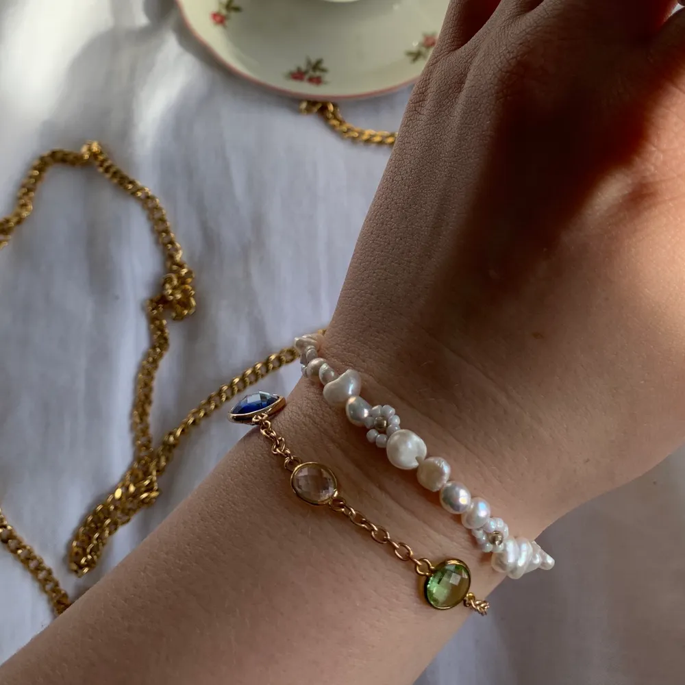Armband av Sötvattenspärlor och glaspärlor!☁️✨ säljer även på min Instagram @aliceruthjewelry ❤️ armband för 99kr och frakten är endast på 12kr! Två för 179kr. Accessoarer.