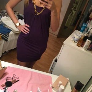 Stor paket med nästan 15 plagg - Säljer ett stort paket nästan 15 plagg i storlek från XS-L. Både tjej och killkläder. Bl a jeans, tröjor, klänningar mm. Kläderna är i väldigt bra skick, till o med skor i strl 37 o 38 det mesta inte ens använda. OBS! Ni bestämmer va ni önskar för strl i paket o absolut frakten ingår i priset