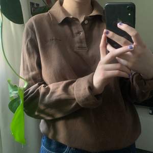Jättecool brun tröja från Converse! Den har ganska långa ärmar därför har jag vikt upp dem👍 