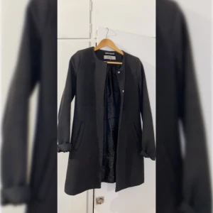 Svart kappa  - Kappa köpt på vero Moda 