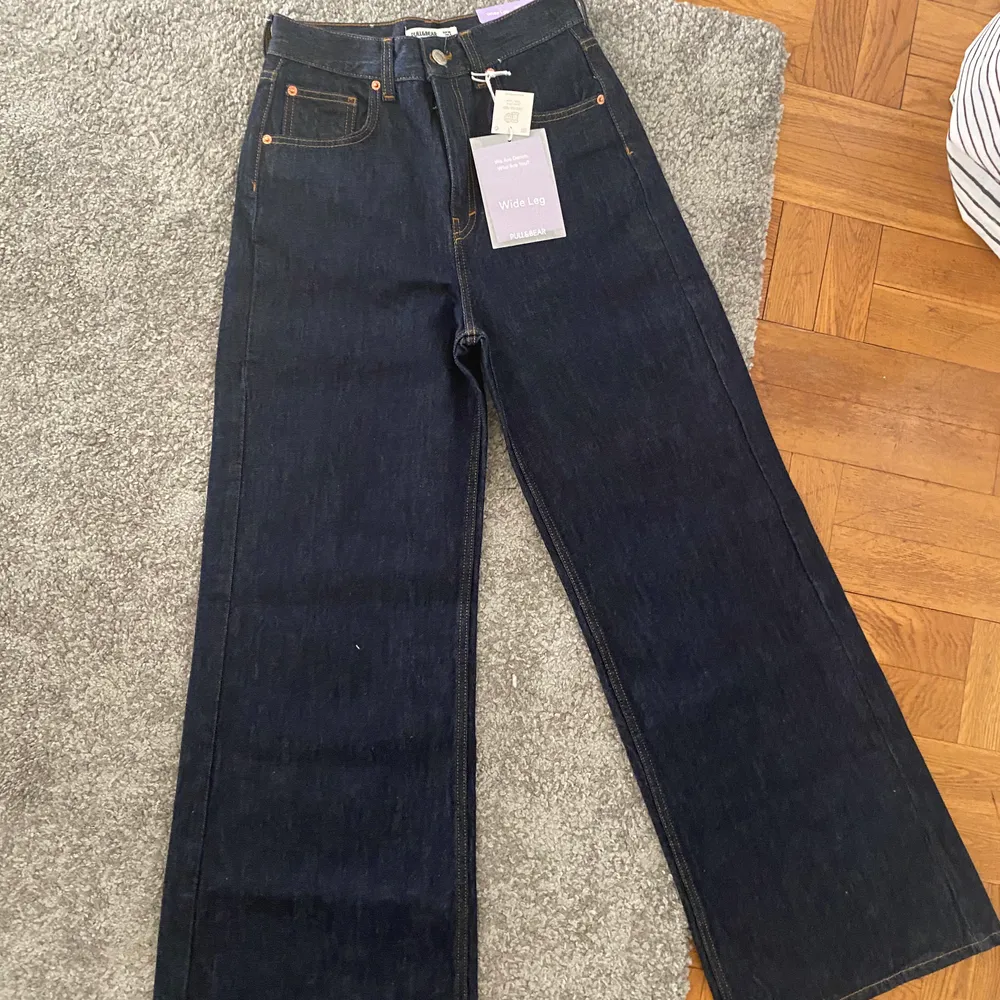 Helt nya jeans från pull&bear som va förstora för mig😭Dom är helt slut på hemsidan. Midjemått är 64.. Jeans & Byxor.
