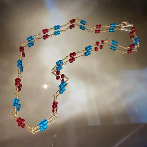 Halsband - Ett handgjort halsband med röda och blåa glaspärlor❤️ spännet är försilvrat och frakten ingår i priset🤩                                                                                 —————————————————————————————           Jag kan göra specialbeställda smycken, det är bara att höra av dig❤️🌟 —————————————————————————————                    Kika gärna in på min profil, säljer en massa olika handgjorda smycken💃🏼 perfekt till dig själv eller i present till någon❣️✨        