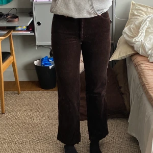 bruna manchester byxor - mörkbruna byxor i manchester! väldigt fina 🌟💕