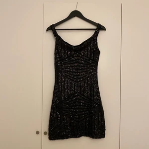 PALJETTKLÄNNING - Svart, kort paljettklänning. Bra skick och superfin men tyvärr för kort för mig som är 1,75 cm. Står ej storlek men uppskattar M.
