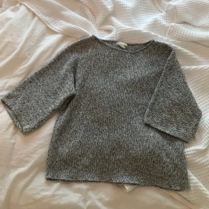 Stickad tröja🤍 - En basic stickad tröja med sleeves som skirt vid armbågen. Köparen står för frakt🤍🤍