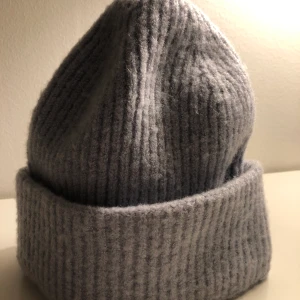 Mössa - Ljusblå mössa. Använd ca 3 gånger.Från monki. Skriv vid intresse. Fraktkostnad tillkommer, kan dock mötas upp i Stockholm:) 