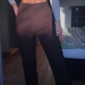 Bruna byxor - Jättesnygga mörkbruna kostymbyxor, vintage. Säljer då de är för stora för mig. Storlek 42 (jag själv är 34,36). Kan såklart bäras av mindre storlekar om man vill ha en mer ”baggy” look. 🧡 Frakt ingår i pris. 