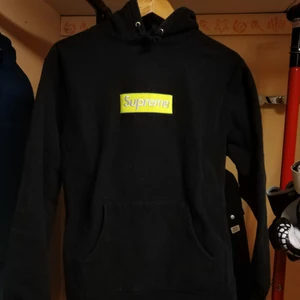 Supreme hoodie - Supreme hoodie i använt skick, självklart äkta. Storlek medium lite fading men annars bra skick
