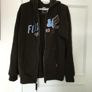 Brun hoddie - Brun hoddie med tryck och luva(: