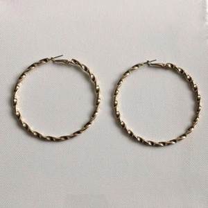 Örhängen - Guldfärgade hoops för 10kr!