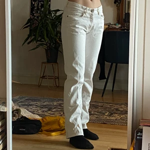 Lågmidjade jeans från arket  - Säljer dessa asssssnygga lågmidjade jeansen från arket! De är så snygga nu särskilt t vår & sommar 🤠 & är bara använda ett par gånger i somras