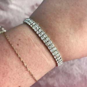 Strass armband - Så snyggt elastiskt armband med glitterstenar ✨💎 Passar alla, och i nyskick 💕 Verkligen glam Y2K Bratz vibes!! 