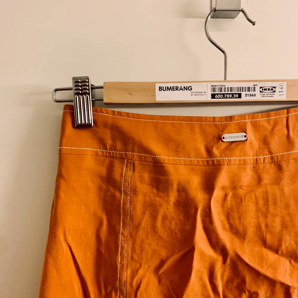 Kjol från Superdry använd sparsamt i somras i en fantastiskt rost/orange nyans, st 36/S men passar både XS och M beroende på hur man vill ha den. I midjan eller på höften🎀. Kjolar.