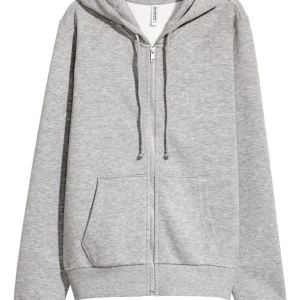 Grå hoodie  - Grå hoodie från H&M som är använd men i mycket bra skick. Den är i storlek M men den är från herravdelningen så sitter oversized på en xs-M❤️ den är slutsåld på hemsidan :)
