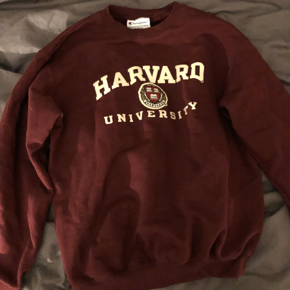 Superskön champion sweater köpt på Harvards affär i Boston! Budgivning i kommentarerna . Hoodies.