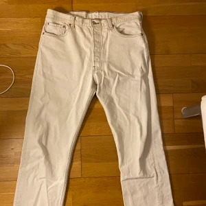 Vintage Levis jeans  - Ett par as nice vida Levis 501s med en vit/kräm färg som sitter jävligt snyggt med en tisha och några soft skor för att maxa vintage viben helt!