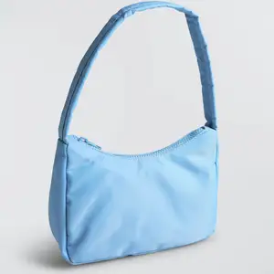 Blå väska från Ginatricot 💕💕💕 syns dock inte särskilt bra på bilden. Skickar gärna bättre bilder vid intresse