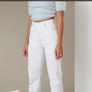 Byxor  - Vita utsvängda byxor som är använd väldigt få gånger och är i topp skick 🌟 passar dig som är rund 164cm 📦Köparen står för frakt (57kr, spårbart)💕