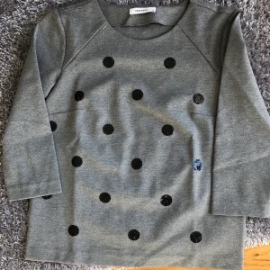 Blus vid 3/4 arm, som ny🌷 -  •Storlek S •Använd 1 gång, är som ny •Väldigt skön och trendig passform •Pris: 65 kr 🚫Djurfritt och rökfritt hem 📍Kan mötes upp i Mölnlycke 📬Kan skickas mot fraktkostnad (48 kr) 