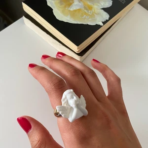 Guldring - Guldfärgad ring med en ängel på i storlek onesize. Priset är inklusive frakt!