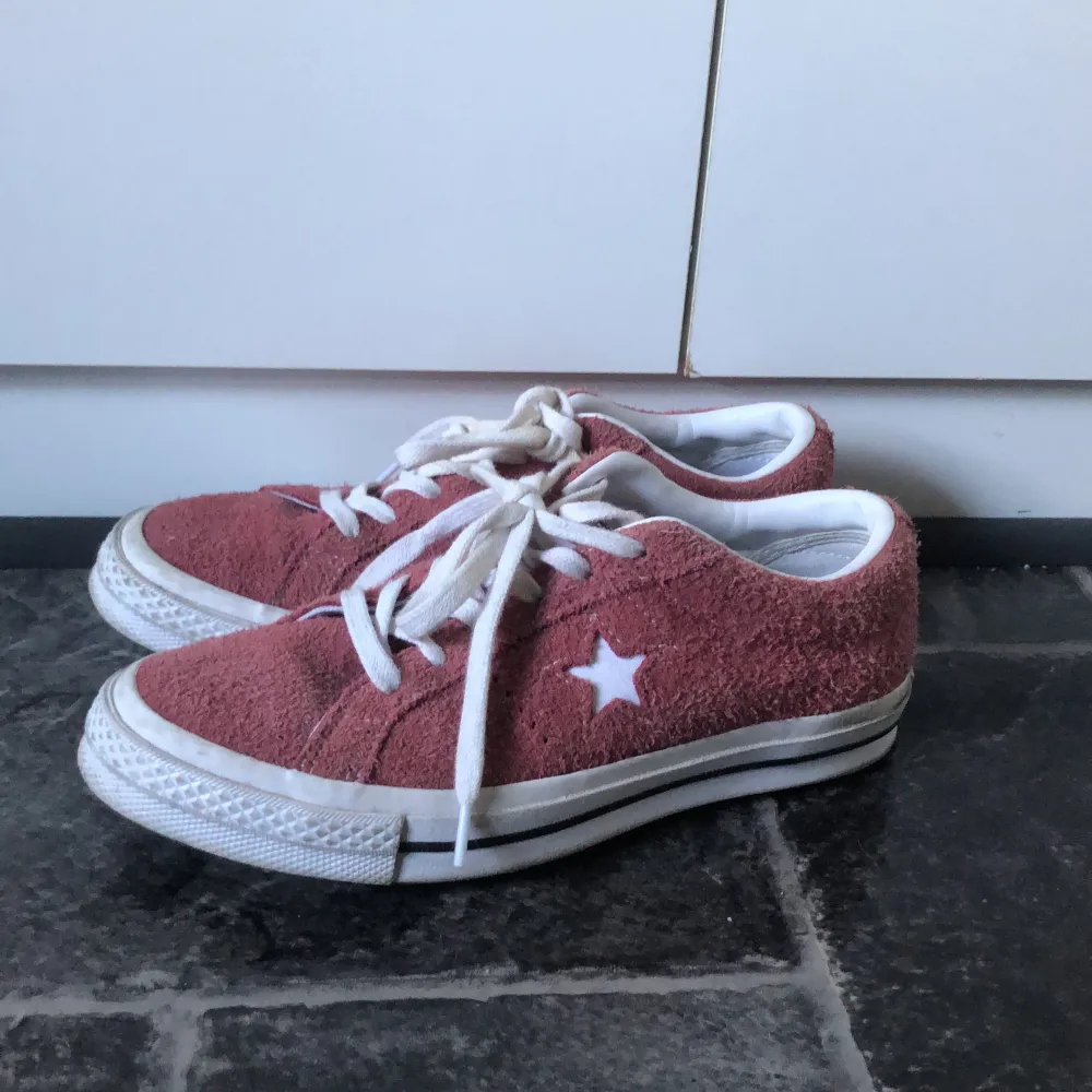 Mina fina Converse som tyvärr aldrig blivit använda av mig. Köptes av någon på plick som sa att de var använda ett par gånger bara! Jättefina i bra skick❤️ Nypris: 850kr buda! . Skor.