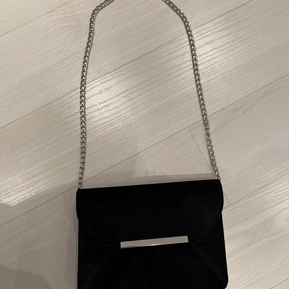 Black suede purse with silver details. You can either wear it with one long strap or fold it into two shorter ones for a shorter over the shoulder look. The bag is never worn and in excellent condition 🖤 . Väskor.