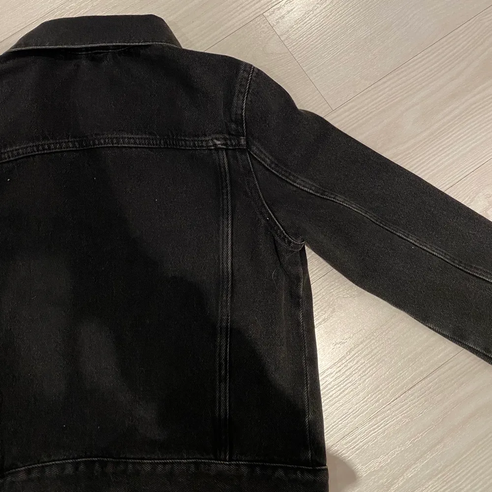 Black jean jacket from H&M in size S. Never worn and in perfect condition💥 . Jackor.