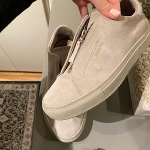 Axel arigato skor - Gråa mocka skor från Axel arigato i fint skick 