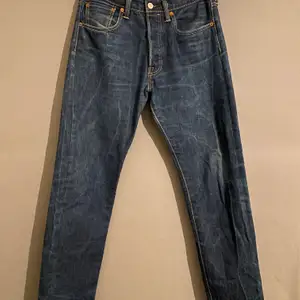 Nu säljer jag mina knappt använda Levi’s Jeans, modell 501. Inköpta för 1095kr men säljer nu till bra pris pågrund av att jag inte använder dem. Väldigt gott skick, inga skador eller annat bortsett ifrån två väldigt små fläckar högt upp på bakfickan. Kan se slitna ur pga att de är skrynkliga och inte är strykta😌 Storleken är W30 L32!🤩