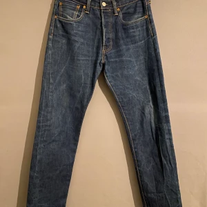 Levis Jeans 501 - Nu säljer jag mina knappt använda Levi’s Jeans, modell 501. Inköpta för 1095kr men säljer nu till bra pris pågrund av att jag inte använder dem. Väldigt gott skick, inga skador eller annat bortsett ifrån två väldigt små fläckar högt upp på bakfickan. Kan se slitna ur pga att de är skrynkliga och inte är strykta😌 Storleken är W30 L32!🤩
