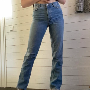 Gina tricot straight jeans med hål - Ett par Jeans i storlek 36 från Gina! I byxorna står det ingen modell, men de är raka, bara att fråga om fler bilder! Hål över höger knä 
