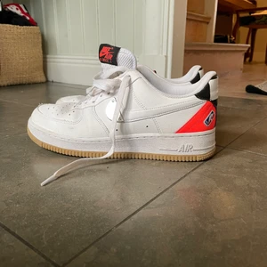 Nike NBA x Air Force 1 stl 41 - Säljer dessa skitsnygga air forces pga för stora och har helt enkelt inte kommit till användning. Dem har inga större märken eller slitage på sig förutom det som syns på bilderna.