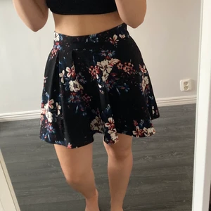 Blommig Kjol - Blommig kjol, säljer för att den inte används. För mer info är det bara att fråga. 